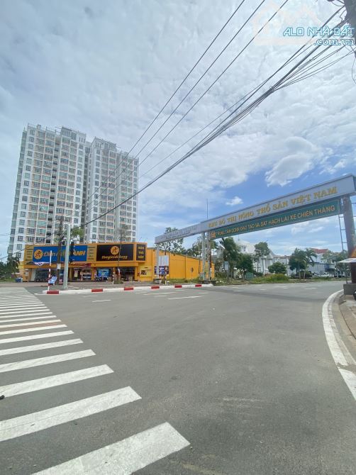 Nền đường Mai Chí Thọ trục chính 47m Khu Long Thịnh, TP. Cần Thơ. Đoạn ngoài rẽ đẹp