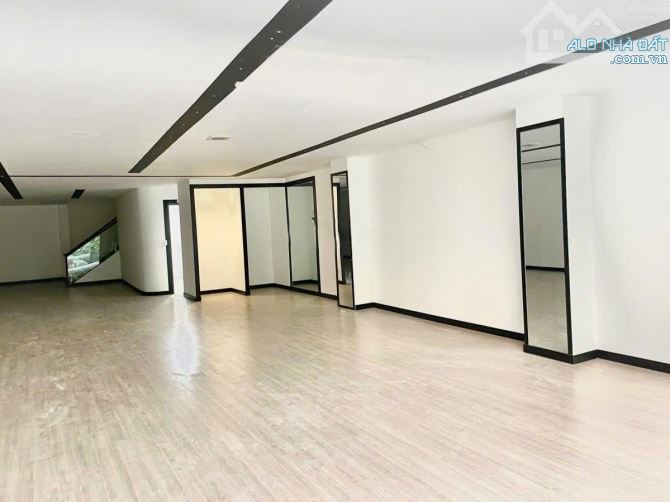 MT kinh doanh 8x25m, 3 lầu suốt đường Hai Bà Trưng, Quận 3