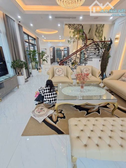 Bán nhà đẹp 4 tầng đường Nguyễn Thanh Bình, 225m2, MT 9m, vị trí đẹp, đường ô tô, kinh doa