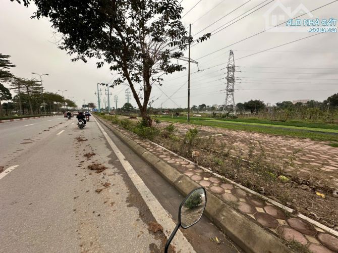 Bán miếng đất nông nghiệp mặt đường Văn Tiến Đũng, ô tô vào đất, hơn 1tr/m2, đủ sổ