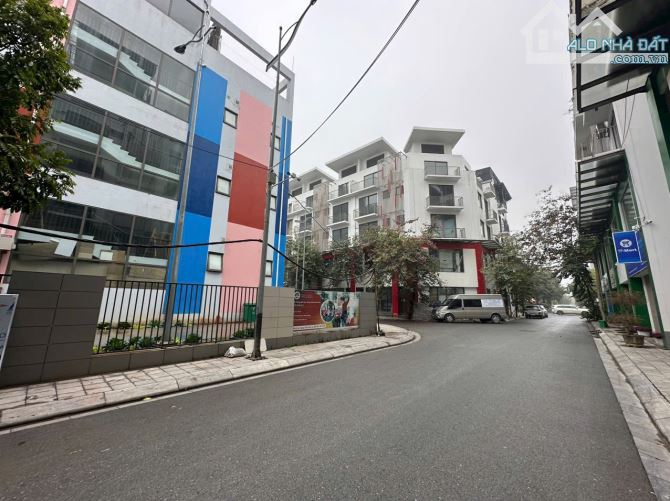 BÁN GẤP MẢNH ĐẤT  ĐƯC GIANG -VỈA HÈ 2 LÀN ĐƯỜNG  Ô TÔ TRÁNH -KINH DOANH ĐỈNH CỦA CHÓP - - 1