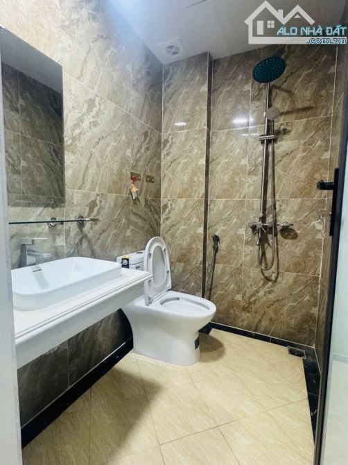 Nhà Quận Tây Hồ, diện tích 32m2, xây 5 tầng, trước nhà rộng hơn 3m, sổ đỏ pháp lý đầy đủ. - 1