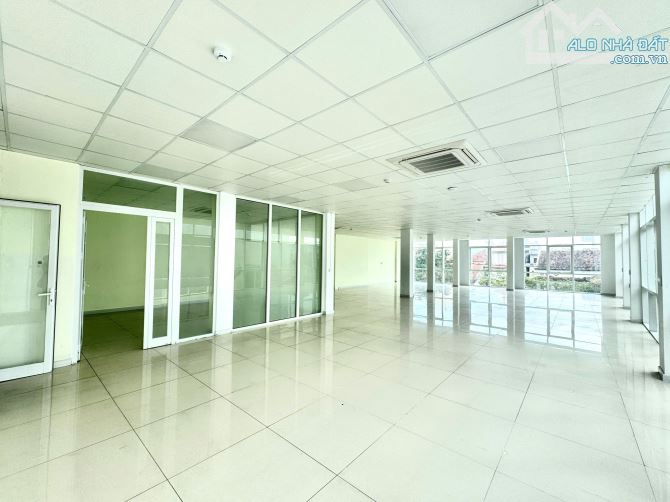 CHO THUÊ VĂN PHÒNG GẦN 200 M2, CÓ SẴN PHÒNG RIÊNG. LH: OFFICE DANANG - 1