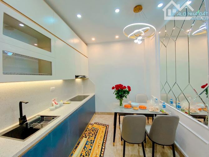 Bán nhà phố 8/3, Hai Bà Trưng 27m, 4 tầng. Giá: 6.28 tỷ - 2