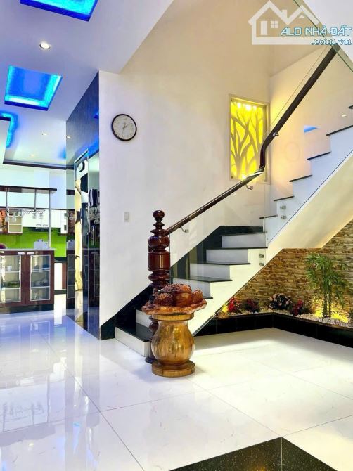 NHÀ MẶT TIỀN ĐƯỜNG NGUYỄN THỊ MINH KHAI NHA TRANG, DT 92M, GIÁ 24 TỶ - 5