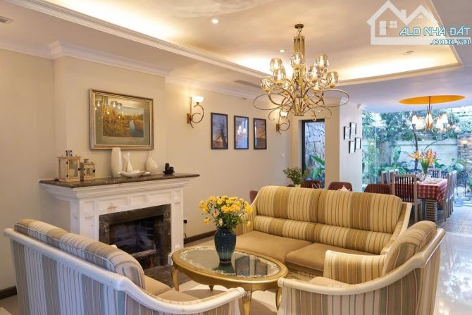 Bán biệt thự lô góc sang trọng full nội thất sịn KĐT Ciputra, Tây Hồ. DT 300m x 4t, mt 10m