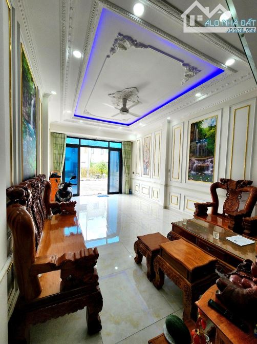 Bán nhà 3 tầng, 69,5m2, gần Vincom Dĩ An 4PN -  chỉ 4,69 tỷ (TL)