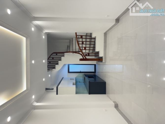 🏡BÁN NHÀ ĐẸP QUẬN HOÀNG MAI 30M2 -  5 TẦNG , OTO ĐỖ CỬA 4,55 TỶ - SỔ ĐỎ CHÍNH CHỦ