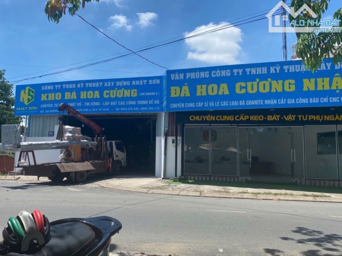 Cần bán nhà đất mặt tiền siêu đẹp nằm ngay vòng xoay Lã Xuân Oai (quận 9 cũ)