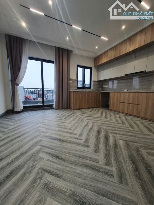 BÁN NHÀ PHỐ TRẠM 40M2, 6 TẦNG THANG MÁY, Ô TÔ VÀO NHÀ, CÁCH MẶT PHỐ 20M, FULL NỘI THẤT