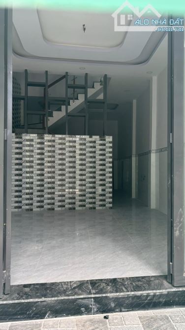 bán gấp nhà đẹp, khu dân cư hữu, bên hông quân đội đường võ văn vân ấp 1