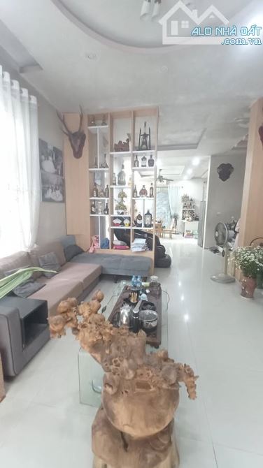 Hiếm nhà đẹp 4 tầng đường Nguyễn Khuyến, 231m2, MT 10m, đường ô tô vỉa hè rộng, Kinh doanh