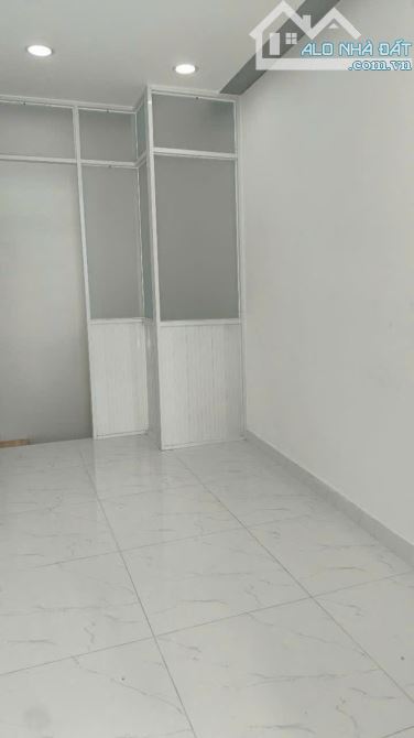 HIẾM, 3 tầng CMT8 P.5 Hẻm thông, nở hậu, NHỈNH 2 TỶ