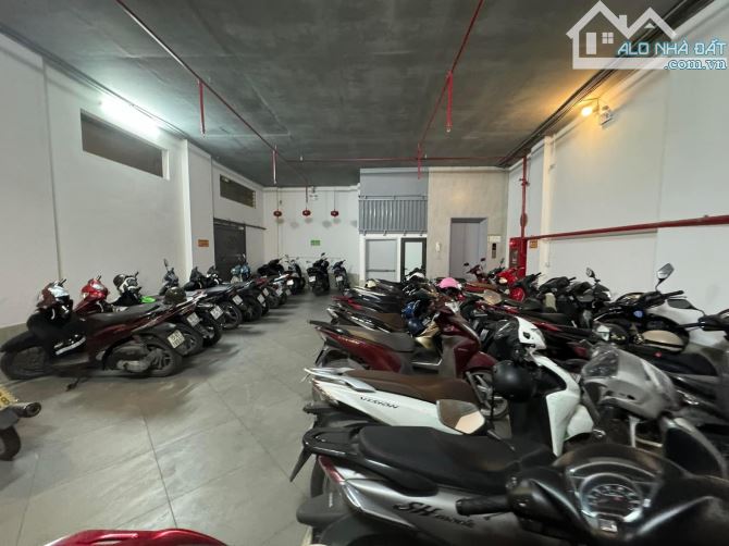Bán tòa nhà 35P DT 180m2 x 9T Nguyễn Ngọc Vũ Cầu Giấy ô tô vào nhà giá tốt