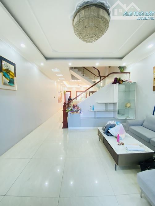 BÁN GẤP  NHÀ TƯ ĐÌNH HƠN 9 TỶ- LÔ GÓC- MỚI KÍNH KONG - FULL NỘI THẤT XỊN SÒ.- 2 Ô TÔ TRÁNH