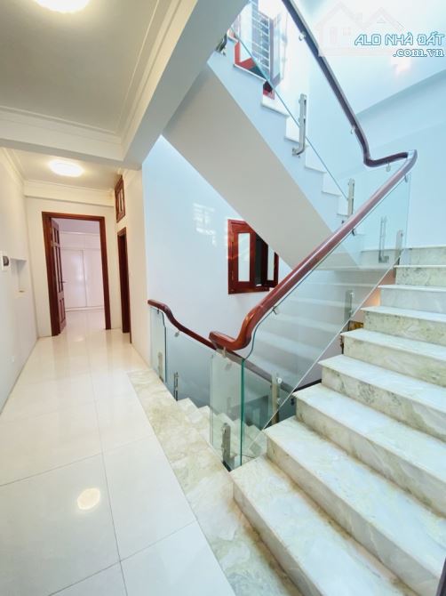 BÁN GẤP  NHÀ TƯ ĐÌNH HƠN 9 TỶ- LÔ GÓC- MỚI KÍNH KONG - FULL NỘI THẤT XỊN SÒ.- 2 Ô TÔ TRÁNH - 10