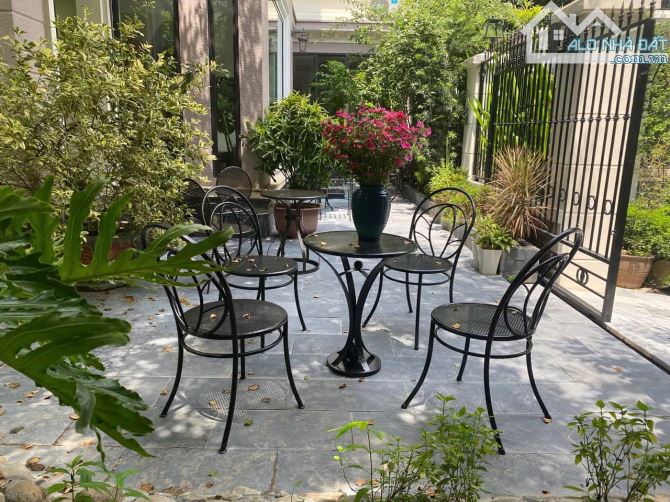Bán biệt thự lô góc sang trọng full nội thất sịn KĐT Ciputra, Tây Hồ. DT 300m x 4t, mt 10m - 1