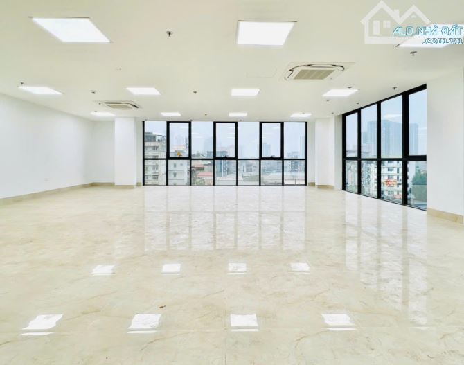 Cho thuê văn phòng Hoàng Cầu 140m2 18tr chia sẵn phòng view kính tặng tủ kệ, sàn vuông vắn - 1