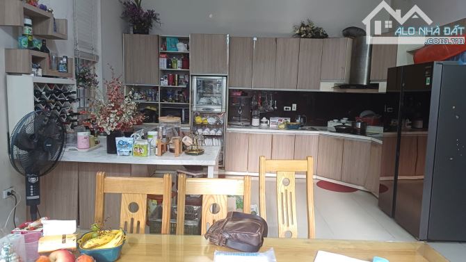 Hiếm nhà đẹp 4 tầng đường Nguyễn Khuyến, 231m2, MT 10m, đường ô tô vỉa hè rộng, Kinh doanh - 1