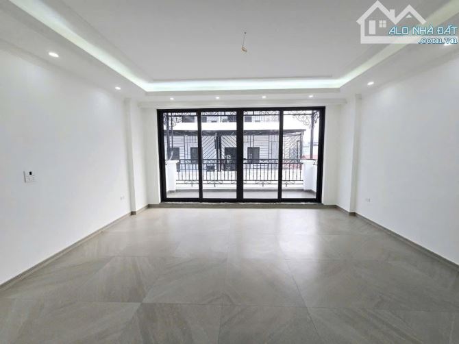 Cần bán gấp nhà phân lô Trần Quốc Hoàn 50m2, 8T, thang máy, ô tô tránh - 1
