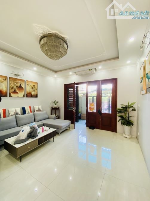 BÁN GẤP  NHÀ TƯ ĐÌNH HƠN 9 TỶ- LÔ GÓC- MỚI KÍNH KONG - FULL NỘI THẤT XỊN SÒ.- 2 Ô TÔ TRÁNH - 1