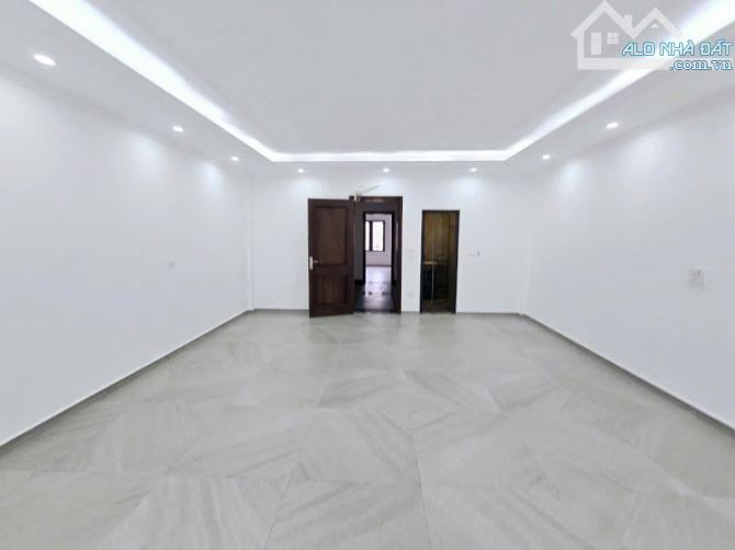 Cần bán gấp nhà phân lô Trần Quốc Hoàn 50m2, 8T, thang máy, ô tô tránh - 2