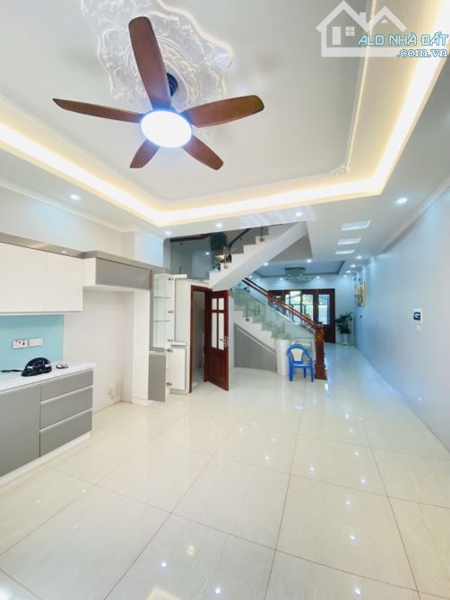BÁN GẤP  NHÀ TƯ ĐÌNH HƠN 9 TỶ- LÔ GÓC- MỚI KÍNH KONG - FULL NỘI THẤT XỊN SÒ.- 2 Ô TÔ TRÁNH - 2