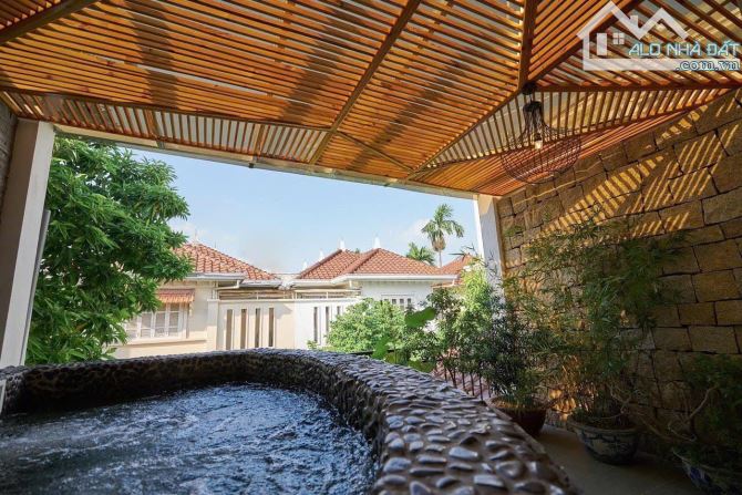 Bán biệt thự lô góc sang trọng full nội thất sịn KĐT Ciputra, Tây Hồ. DT 300m x 4t, mt 10m - 3