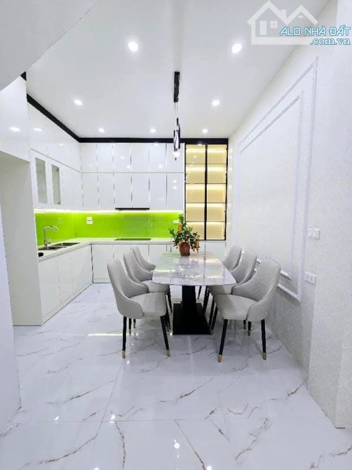 KIM GIANG SIÊU ĐẸP ÔTÔ  ĐỖ CỬA DT:44m2 4 TẦNG 5 NGỦ  Giá 11x Tỷ  - Ô TÔ - NGÕ THÔNG - KINH - 3