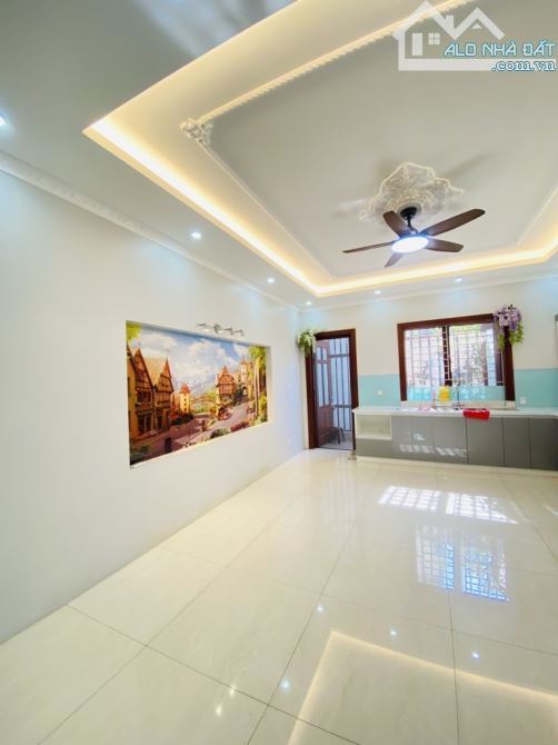 BÁN GẤP  NHÀ TƯ ĐÌNH HƠN 9 TỶ- LÔ GÓC- MỚI KÍNH KONG - FULL NỘI THẤT XỊN SÒ.- 2 Ô TÔ TRÁNH - 3