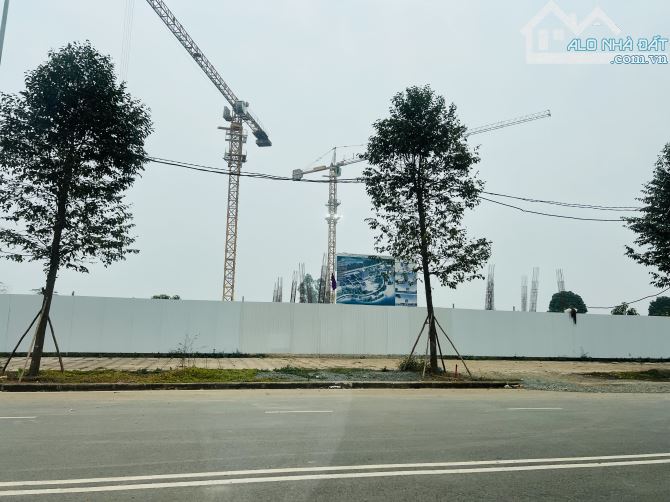 LÔ GÓC ĐỐI DIỆN CỔNG ĐH 140M2 FULL ĐẤT Ở 4,5 TỶ - 4