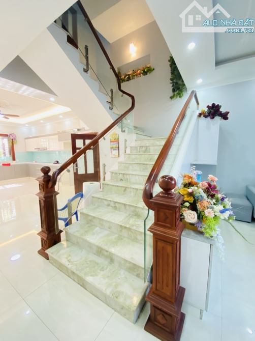 BÁN GẤP  NHÀ TƯ ĐÌNH HƠN 9 TỶ- LÔ GÓC- MỚI KÍNH KONG - FULL NỘI THẤT XỊN SÒ.- 2 Ô TÔ TRÁNH - 4