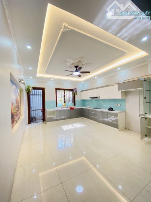 BÁN GẤP  NHÀ TƯ ĐÌNH HƠN 9 TỶ- LÔ GÓC- MỚI KÍNH KONG - FULL NỘI THẤT XỊN SÒ.- 2 Ô TÔ TRÁNH - 5
