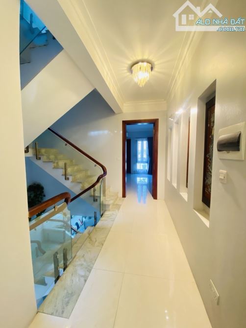BÁN GẤP  NHÀ TƯ ĐÌNH HƠN 9 TỶ- LÔ GÓC- MỚI KÍNH KONG - FULL NỘI THẤT XỊN SÒ.- 2 Ô TÔ TRÁNH - 6