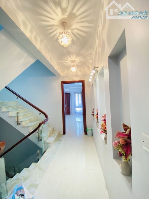 BÁN GẤP  NHÀ TƯ ĐÌNH HƠN 9 TỶ- LÔ GÓC- MỚI KÍNH KONG - FULL NỘI THẤT XỊN SÒ.- 2 Ô TÔ TRÁNH - 7