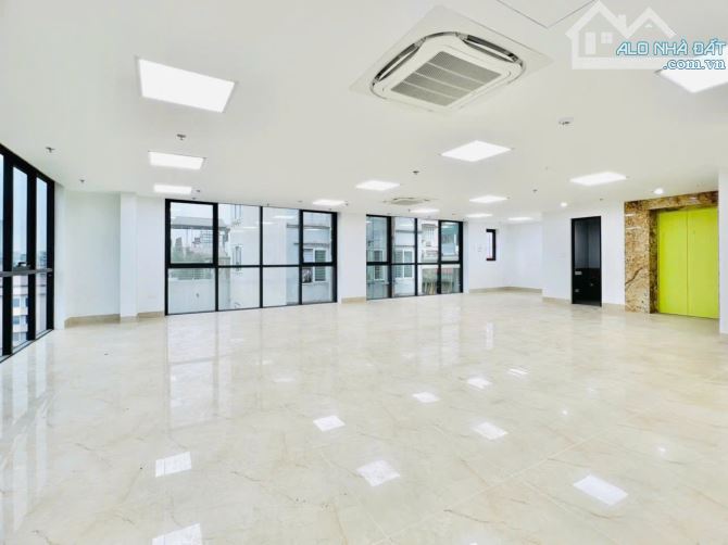 Cho thuê văn phòng Nguyễn Trãi 3 thoáng 120m2 vuông vắn free dịch vụ free gửi xe chỉ 18tr, - 8