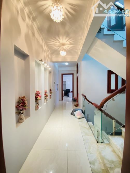 BÁN GẤP  NHÀ TƯ ĐÌNH HƠN 9 TỶ- LÔ GÓC- MỚI KÍNH KONG - FULL NỘI THẤT XỊN SÒ.- 2 Ô TÔ TRÁNH - 8