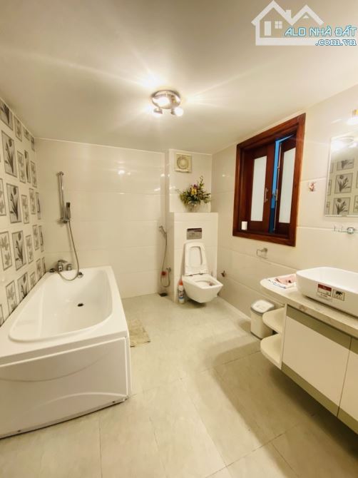 BÁN GẤP  NHÀ TƯ ĐÌNH HƠN 9 TỶ- LÔ GÓC- MỚI KÍNH KONG - FULL NỘI THẤT XỊN SÒ.- 2 Ô TÔ TRÁNH - 9