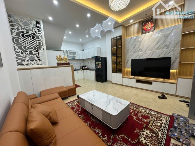 Chính chủ cần bán nhà phố Việt Hưng, Long Biên 39m, 4 tàng, mạt tiền 4.8 m, giá 6.6 tỷ.