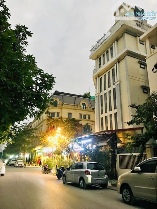 BÁN GẤP NHÀ PHỐ NGUYỄN XIỂN, PHÂN LÔ  VỈA HÈ_DT 110M2, 9TẦNG, MT 9M, 40TỶ