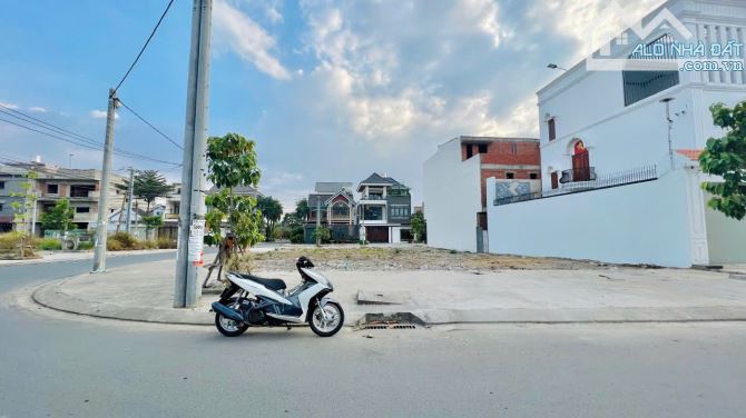 Bán Đất Biệt Thự Ngay KDC Tân Phong DT 243m2 Góc 2 Mặt Tiền Chỉ 8 Tỷ