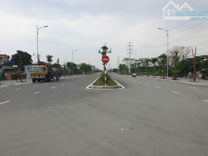 LIỀN KỀ - PHÂN LÔ - KINH DOANH - VỈA HÈ - Ô TÔ TRÁNH, DỪNG ĐỖ, VÀO NHÀ.
