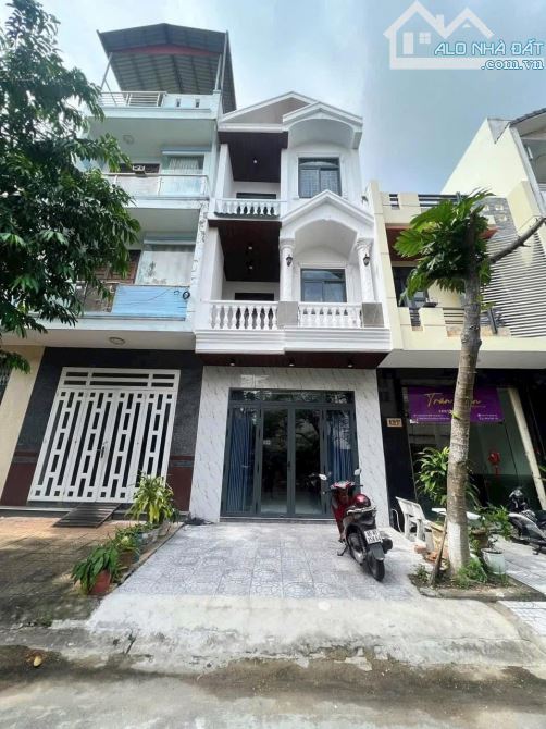 Bán nhà 2 lầu mới đường B19 kdc Hưng Phú dt 4.5x18 nhà thiết kế hiện đại sổ hồng hoàn công