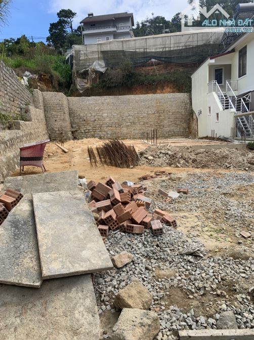 Cần bán 249m2 đất Nam hồ -  P11 Đà lạt . Gía siêu rẻ chỉ 7 tỷ 2 - Đường 6m.