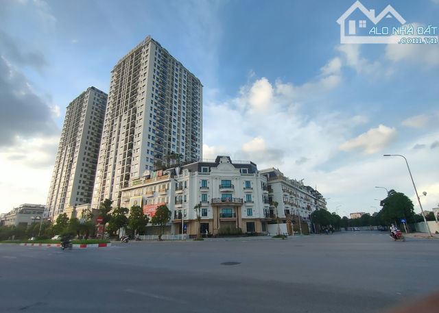Bán nhà hồng tiến lô góc  mặt tiền rộng đẹp nhất long biên 225m 5 tầng MT 28m giá 115 tỷ