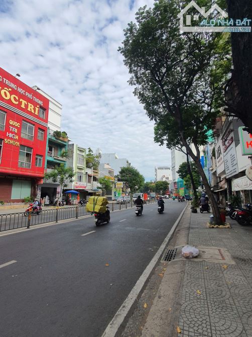 Chuyển nhượng Buidling 3 mặt tiền đường Cộng Hòa. DT: 8.6*24M. Hầm - 8 tầng. HĐT: 250Tr - 1