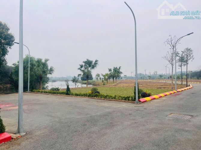 Nhỉnh 1,7 tỷ  chút có ngay lô view bám mặt hồ gần đại học Quốc Gia Hà - 1