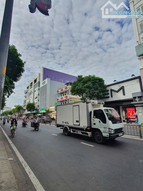 Chuyển nhượng Buidling 3 mặt tiền đường Cộng Hòa. DT: 8.6*24M. Hầm - 8 tầng. HĐT: 250Tr - 2
