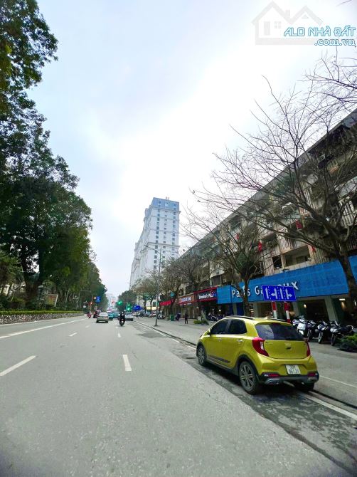 Cực Hiếm! Bán nhà DT 121m, MT 10m, phố Giảng Võ, Trần Huy Liệu, ô tô dừng đỗ, vỉa hè, KD - 2