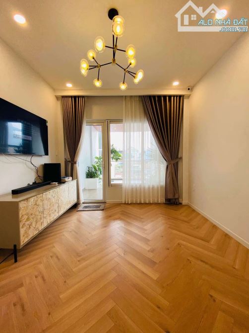 Bán nhà Huỳnh văn bánh Phú nhuận - 5 tầng - ô tô đậu - 8,9 tỷ. - 2